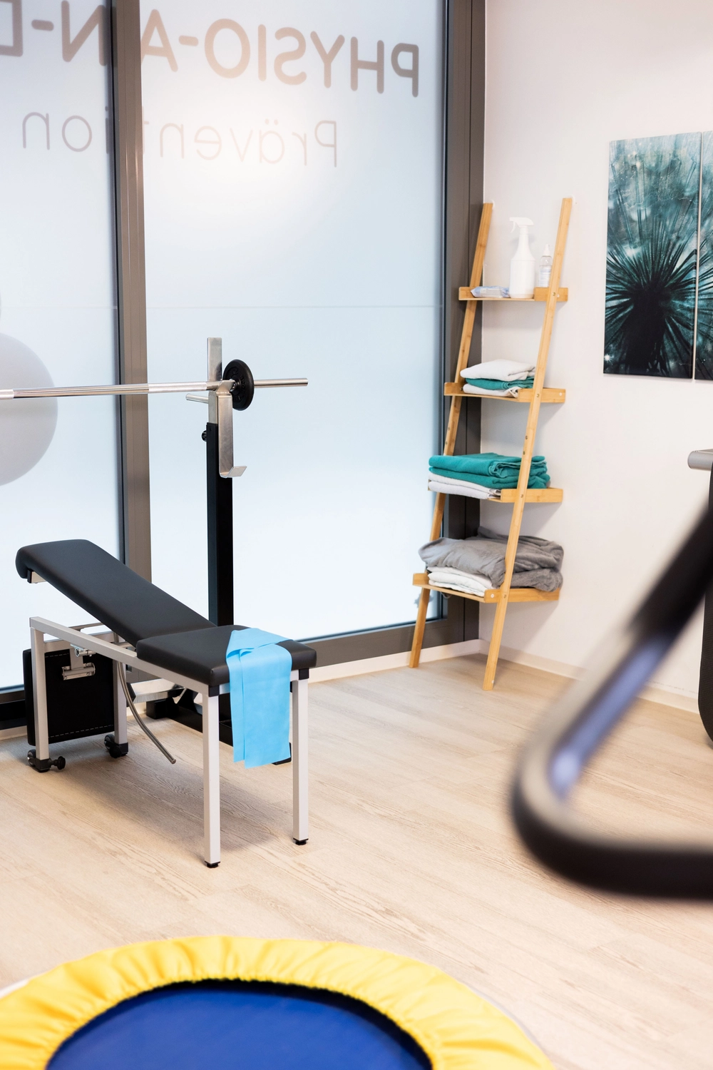 Physio-an-der-Waterkant Gina Reich – Praxis für Prävention & Regeneration – Aufnahme aus der Praxis mit etlichen Physio-Geräten