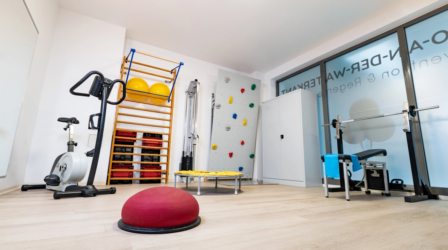 Physio-an-der-Waterkant Gina Reich – Praxis für Prävention & Regeneration – Aufnahme aus der Praxis mit etlichen Physio-Geräten